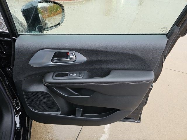 New 2026 Chrysler Pacifica Limited image 15