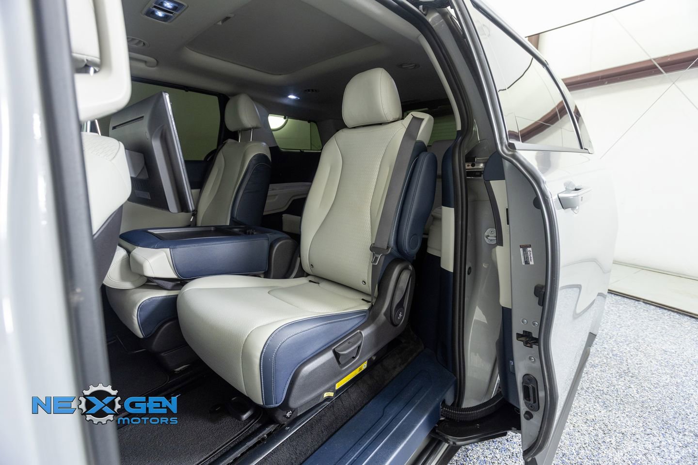 Used 2025 Kia Carnival SX Prestige FWD image 24