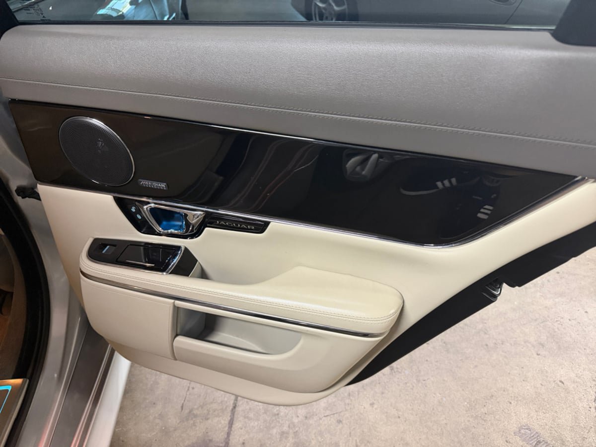 Used 2016 Jaguar XJ R-Sport RWD image 21