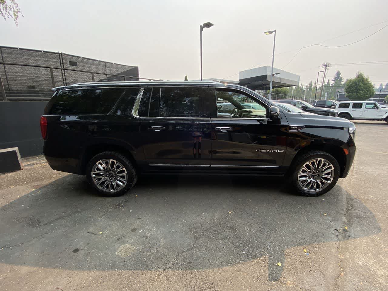 Used 2023 GMC Yukon XL Denali Ultimate AWD/4WD image 7