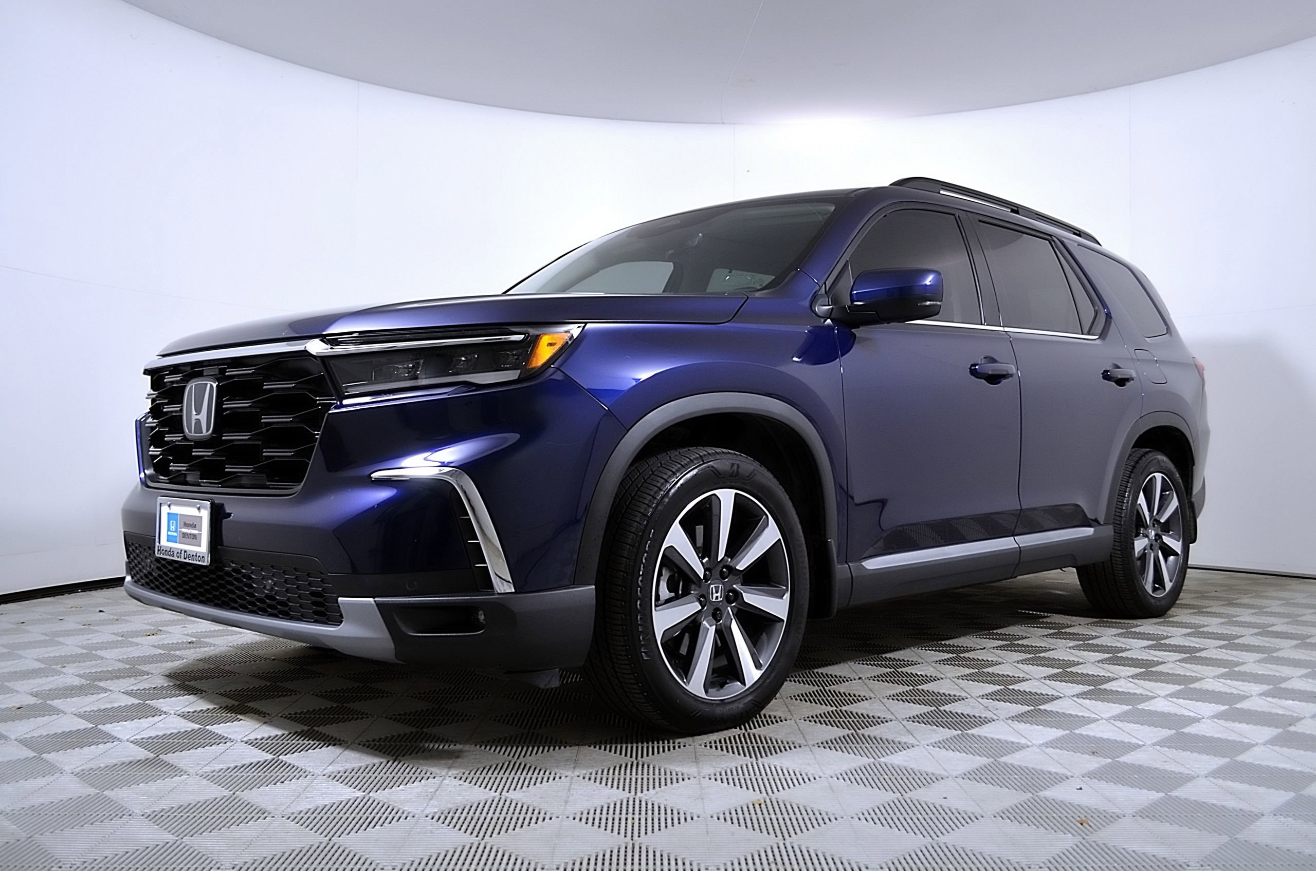 Used 2025 Honda Pilot Touring image 3