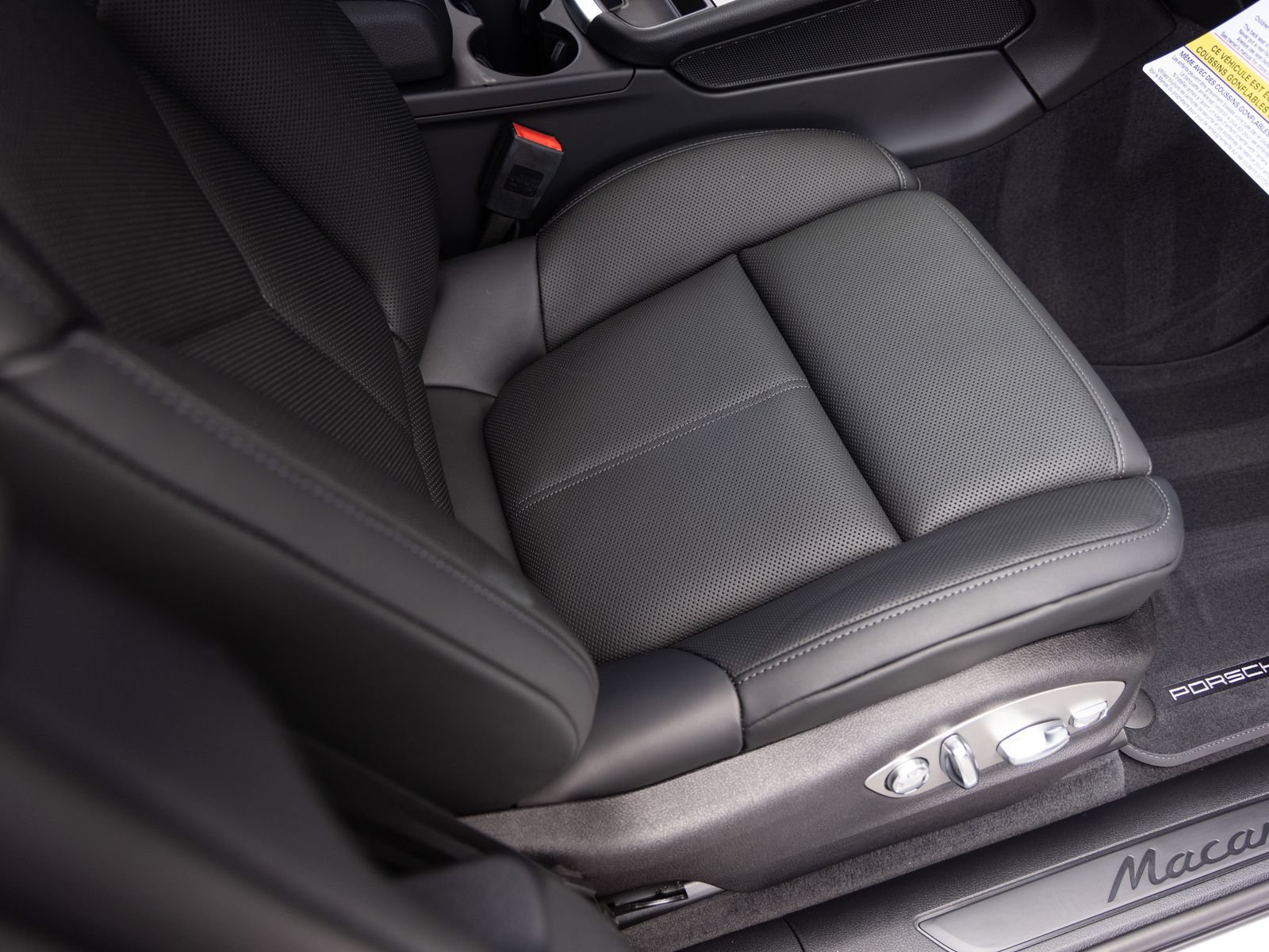 Certified 2026 Porsche Macan AWD/4WD image 34