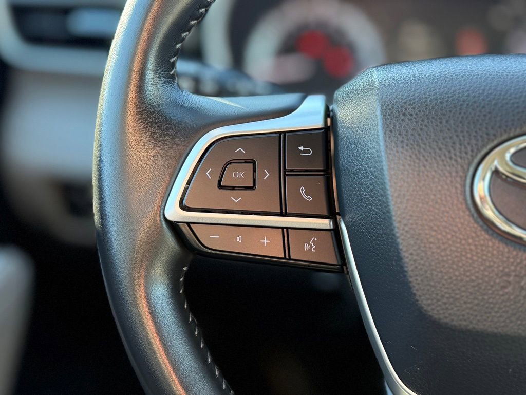 Certified 2025 Toyota Highlander XLE image 16