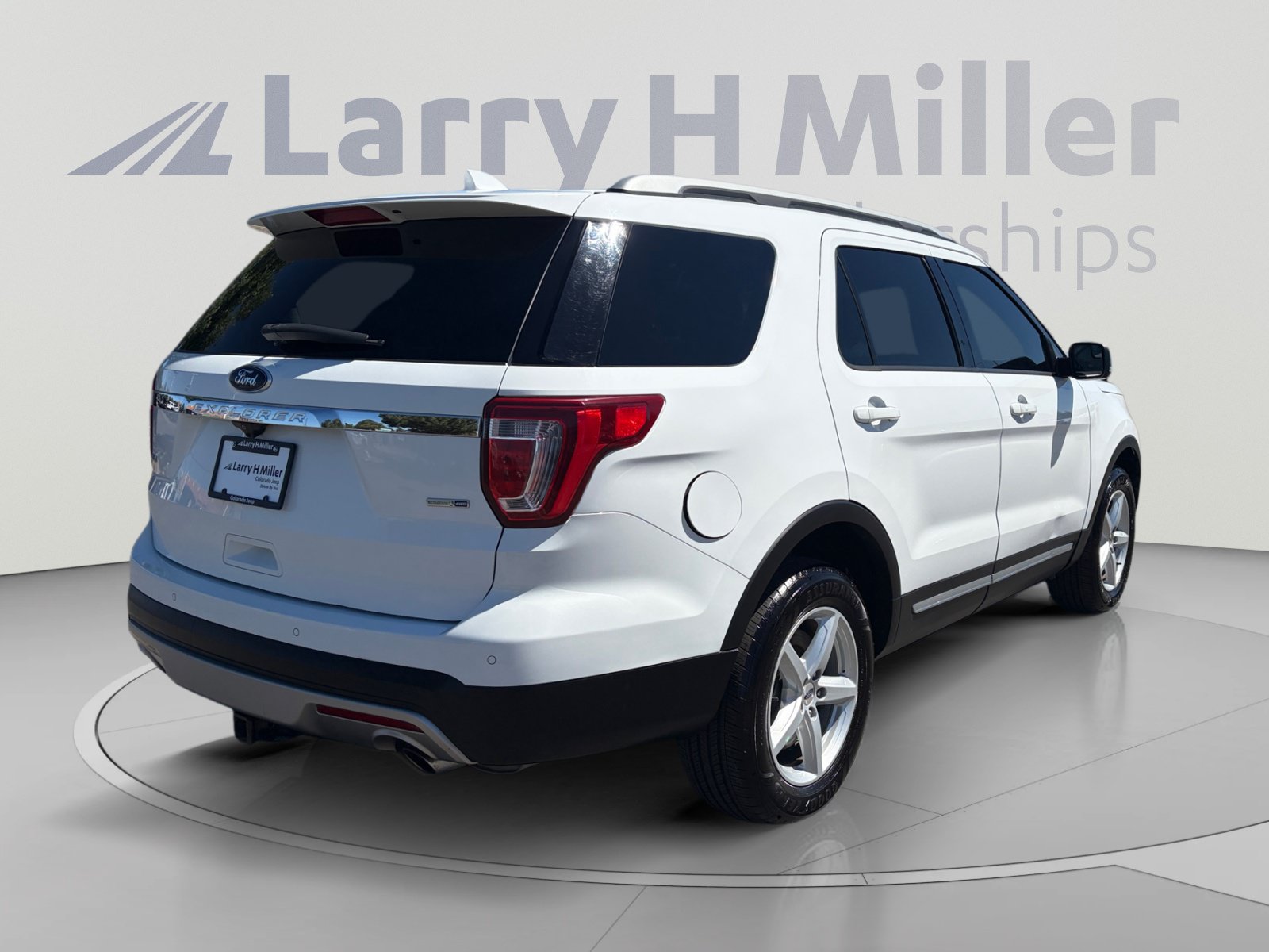 Used 2017 Ford Explorer XLT AWD/4WD image 5