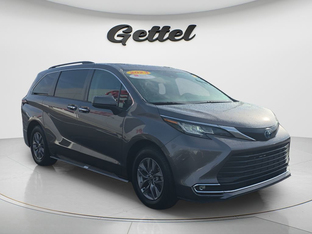 Used 2023 Toyota Sienna XLE FWD image 3