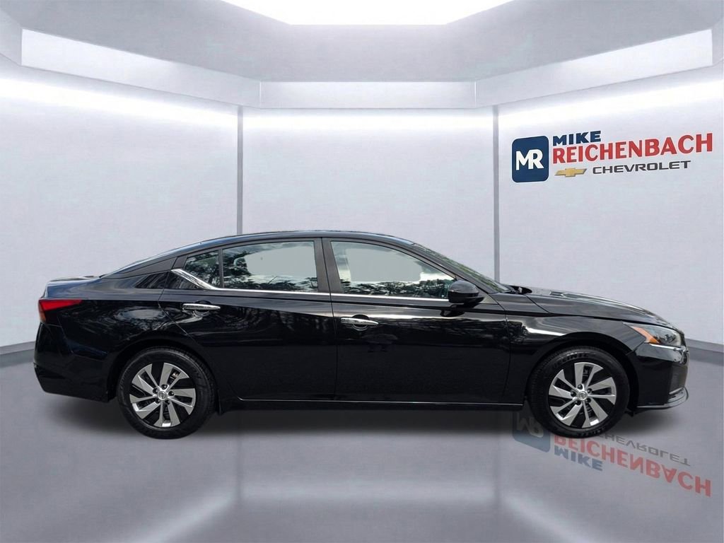 Used 2023 Nissan Altima 2.5 SV image 3