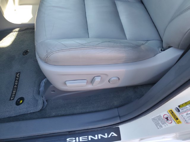 Used 2015 Toyota Sienna XLE w/ XLE Navigation Package FWD image 17