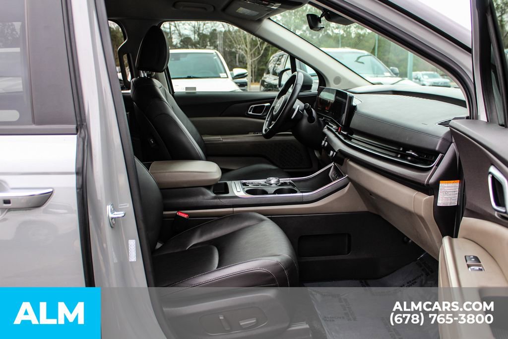 Used 2025 Kia Carnival EX image 23