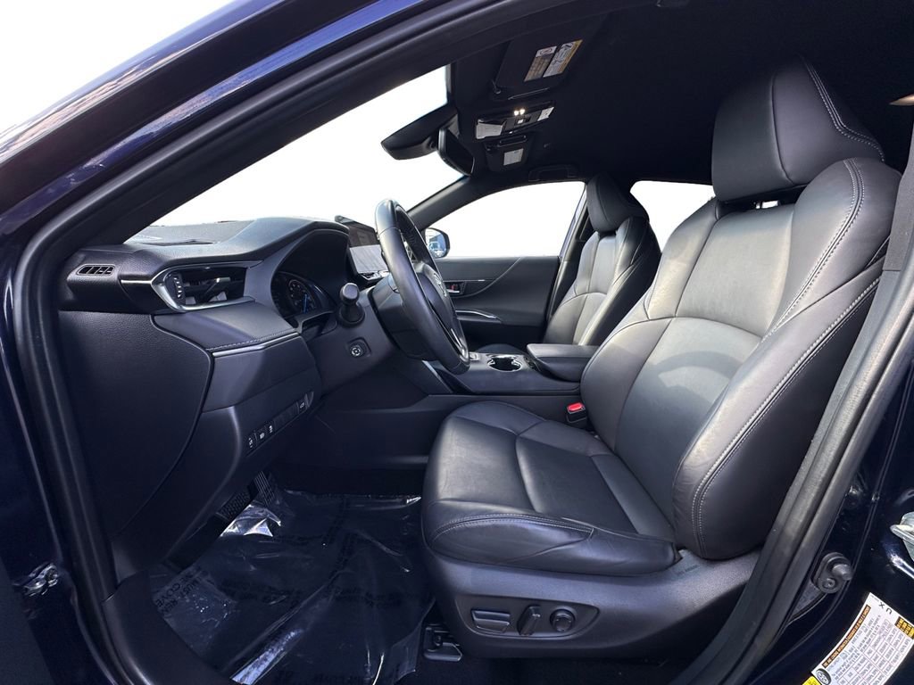 Used 2023 Toyota Venza XLE image 9