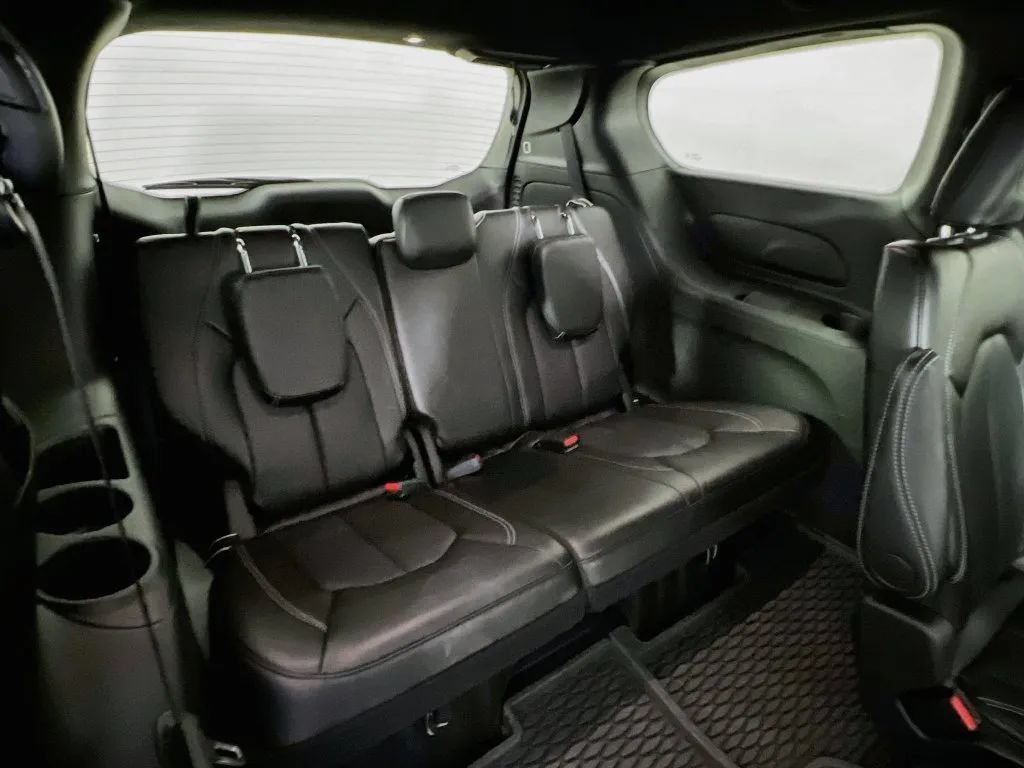 Used 2025 Chrysler Pacifica Select w/ Fav Edition Package FWD image 27