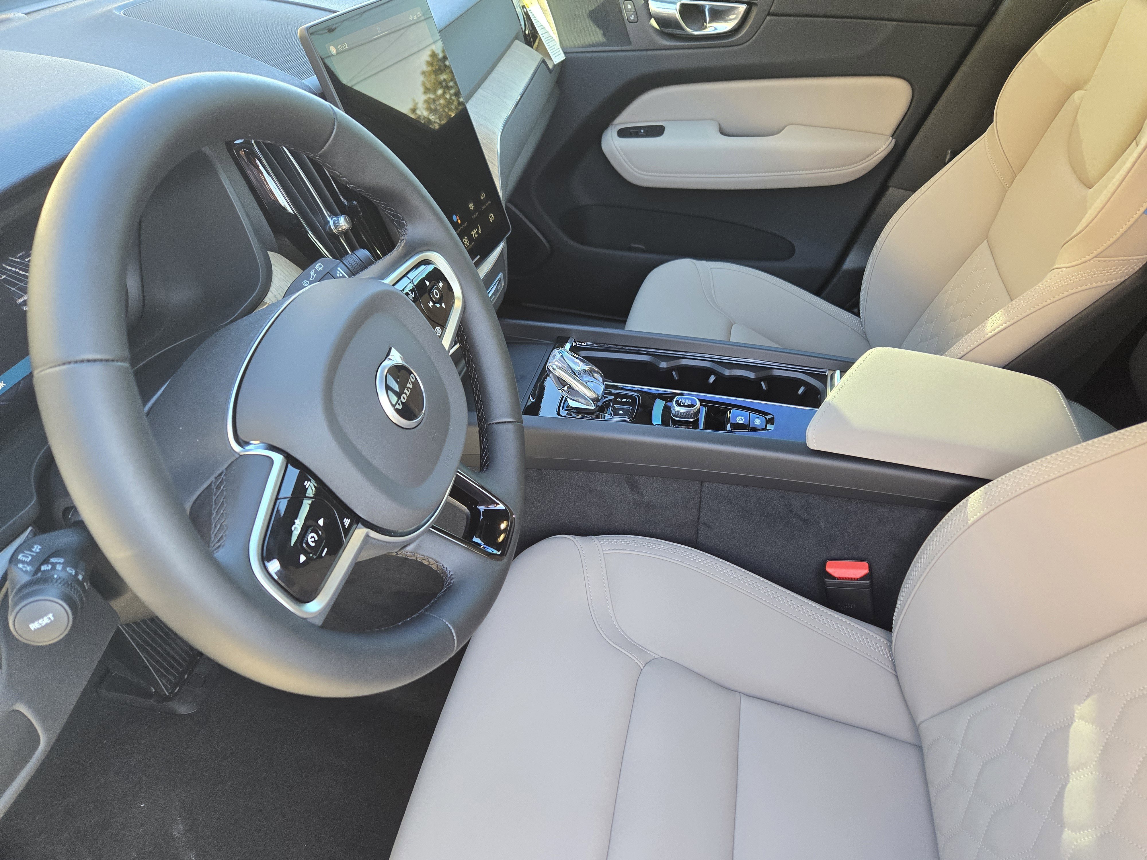 New 2026 Volvo XC60 B5 Plus w/ Climate Package AWD/4WD image 10