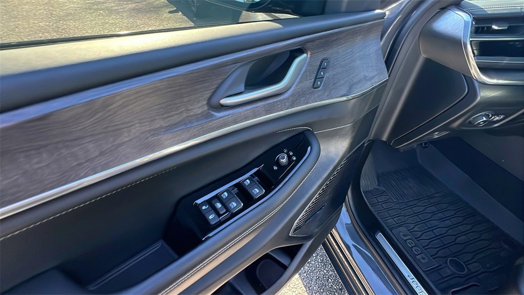 Used 2023 Jeep Grand Cherokee L Overland image 12