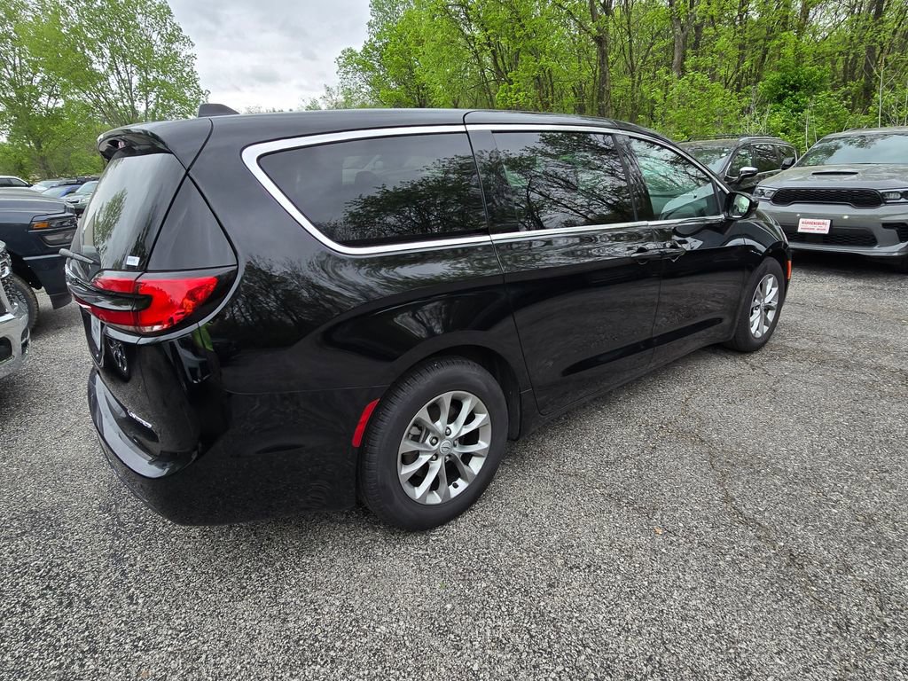 Used 2026 Chrysler Pacifica Limited FWD image 8