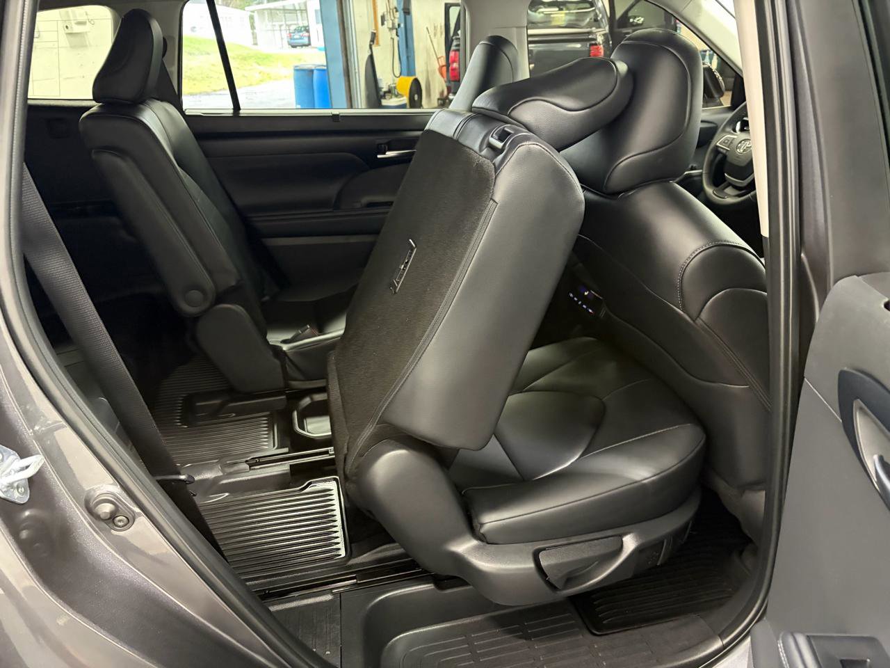 Used 2025 Toyota Highlander XLE image 21