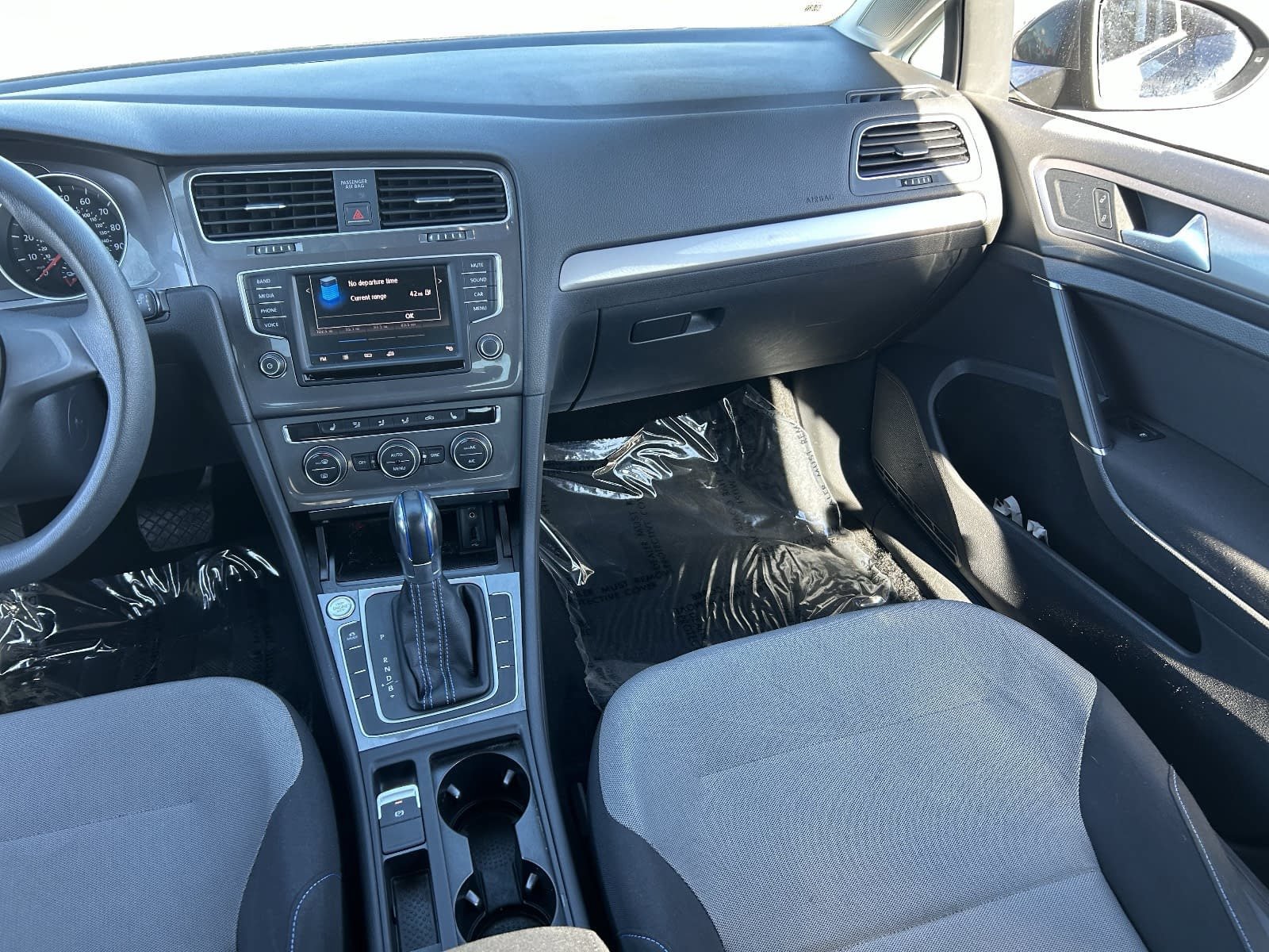 Used 2016 Volkswagen e-Golf SE w/ DC Fast Charging Package FWD image 19