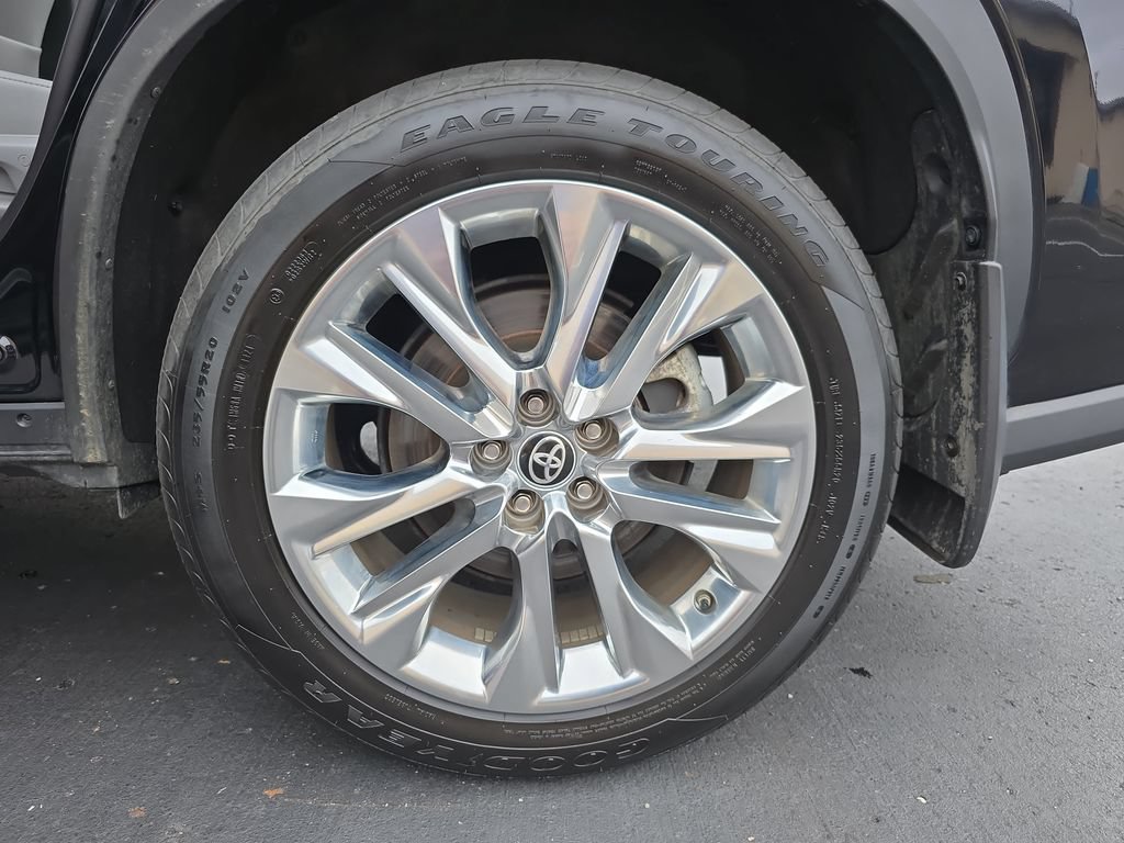 Certified 2025 Toyota Highlander Limited AWD/4WD image 39