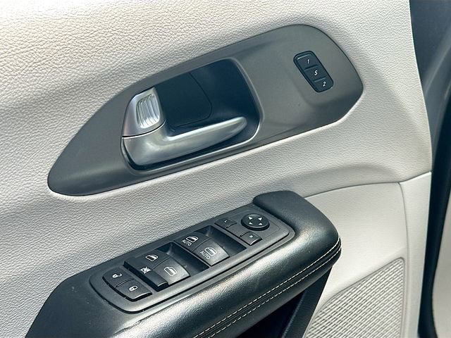 Used 2021 Chrysler Pacifica Touring-L FWD image 18