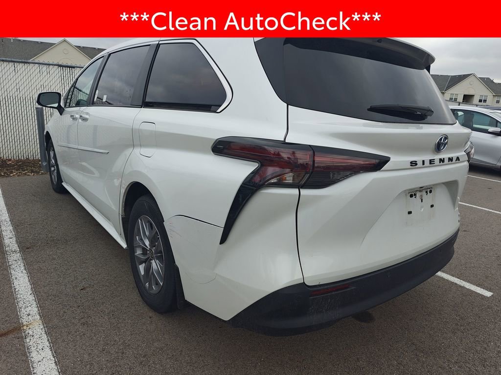 Used 2024 Toyota Sienna XLE w/ XLE Plus Package image 4