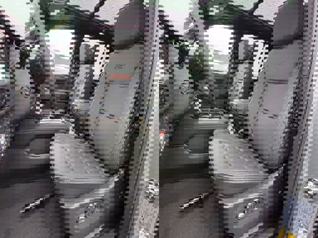 New 2025 GMC Yukon Denali w/ Denali Reserve Package image 5