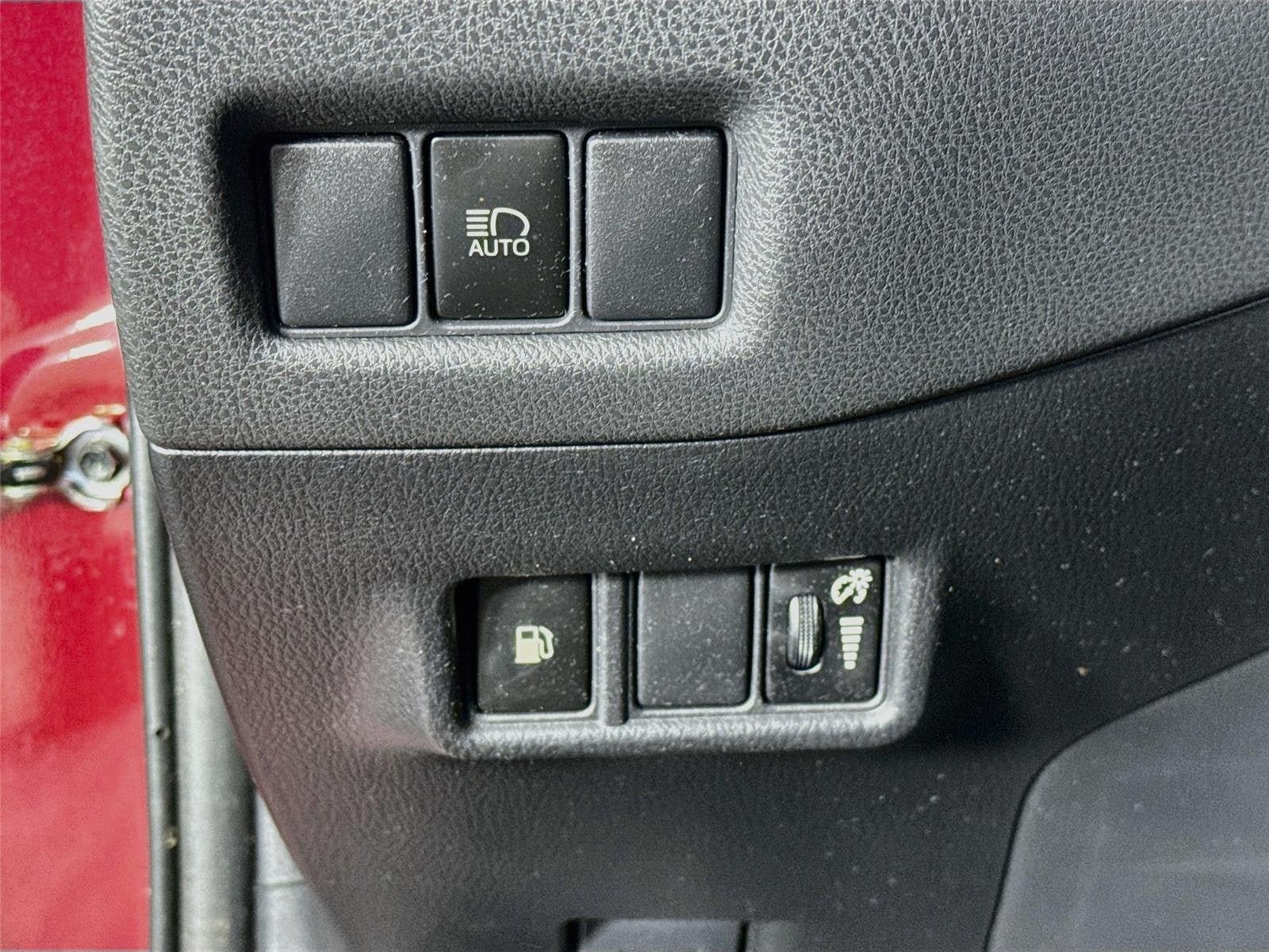 Used 2019 Toyota C-HR LE FWD image 11
