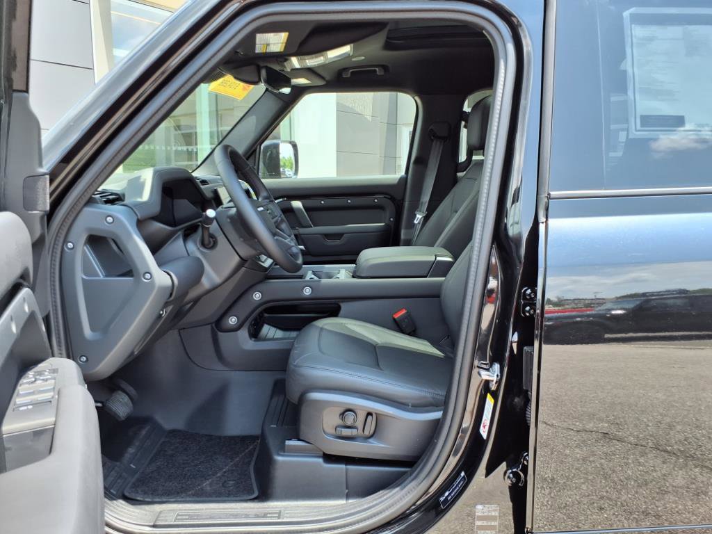 Certified 2025 Land Rover Defender 110 X-Dynamic SE image 10