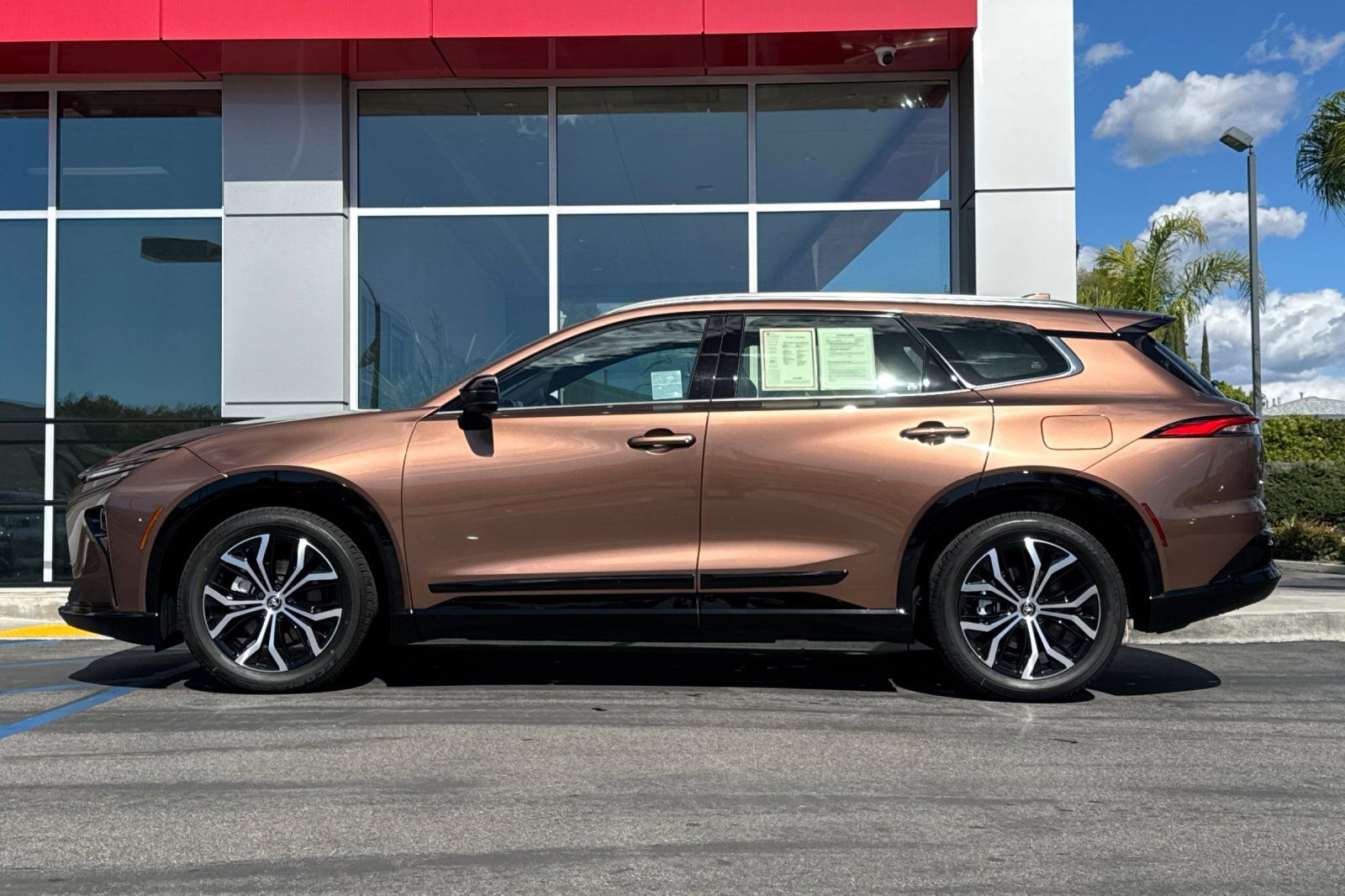 Certified 2025 Toyota Crown Signia image 9