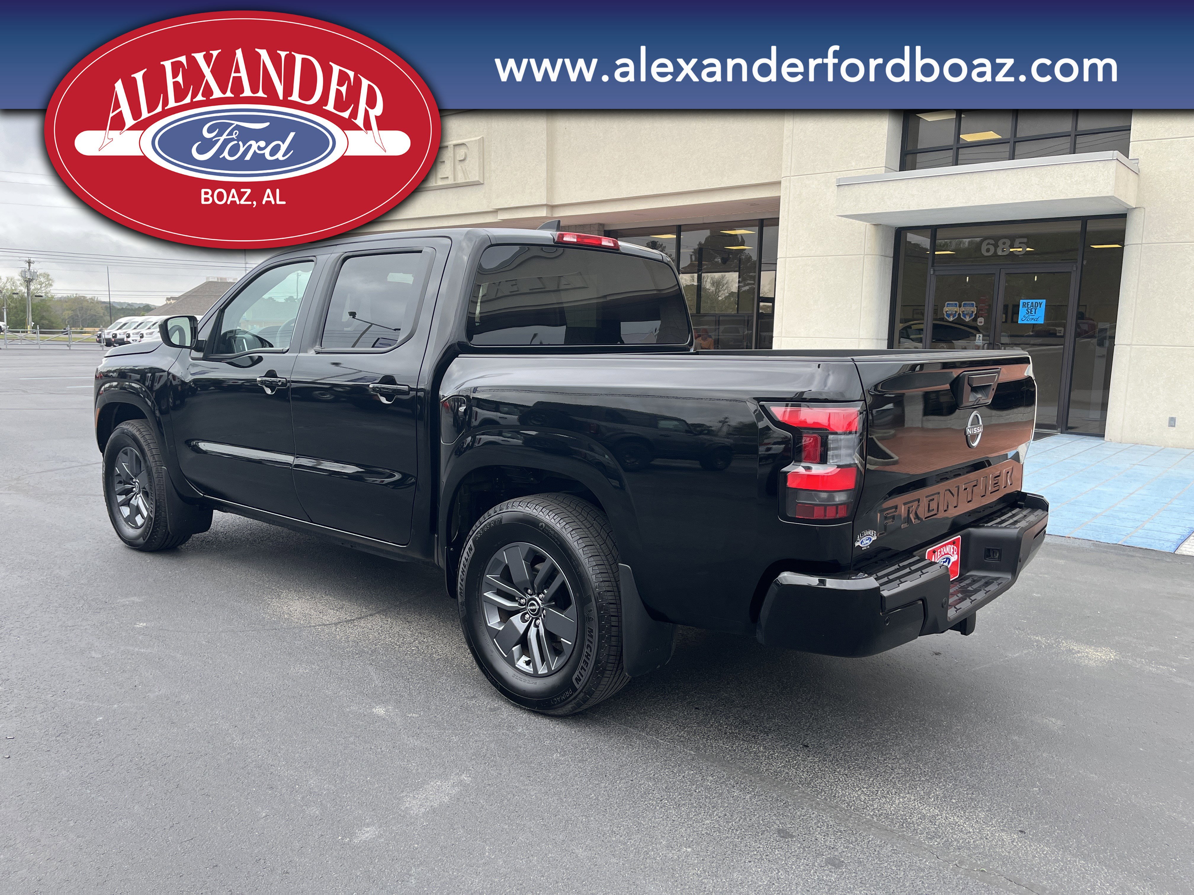 Used 2025 Nissan Frontier SV image 2