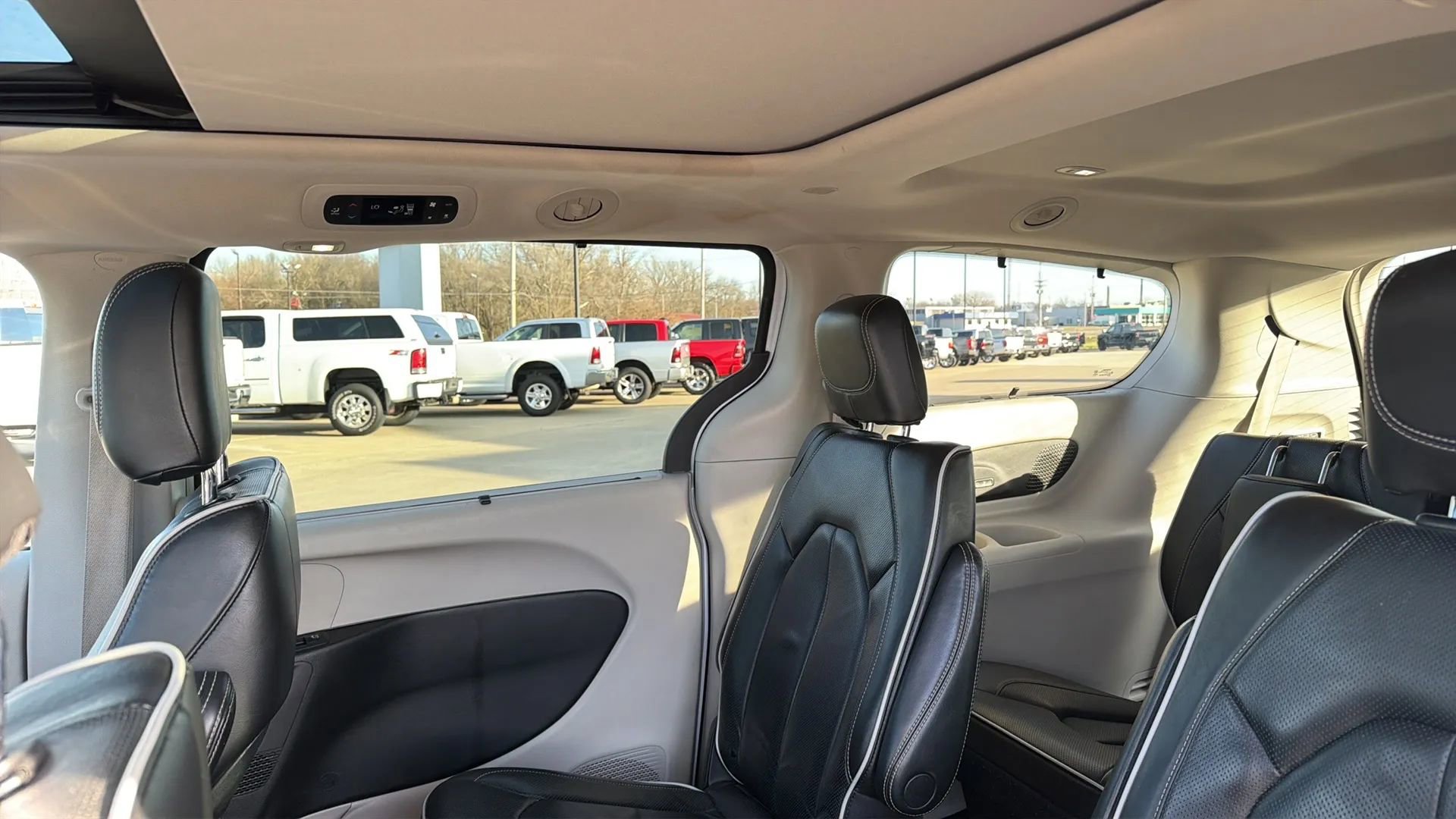 Used 2022 Chrysler Pacifica Limited image 38