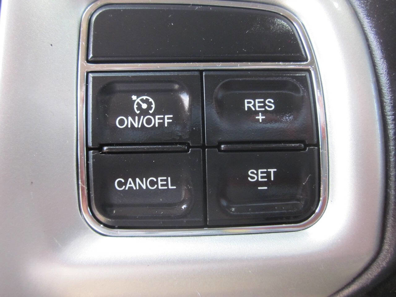 Used 2015 Chrysler Town & Country Touring FWD image 30