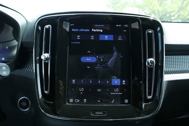 Used 2025 Volvo XC40 B5 Plus image 21