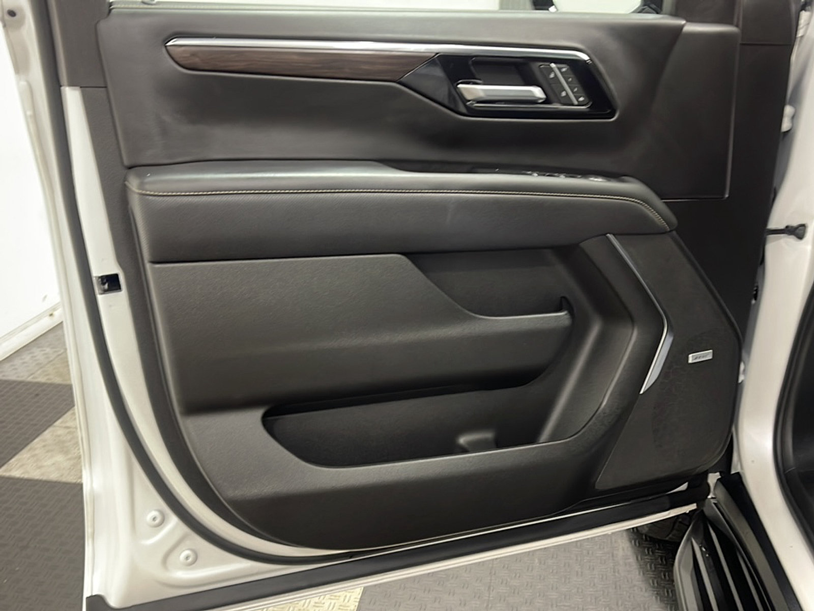 Used 2025 Chevrolet Suburban Premier AWD/4WD image 13