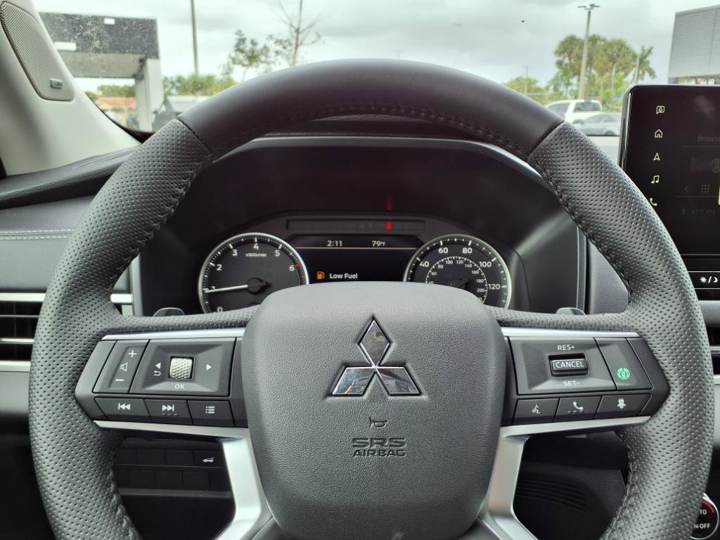 New 2025 Mitsubishi Outlander SE image 10