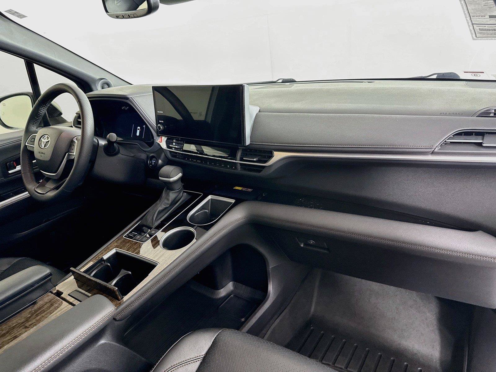 Certified 2025 Toyota Sienna Limited FWD image 46