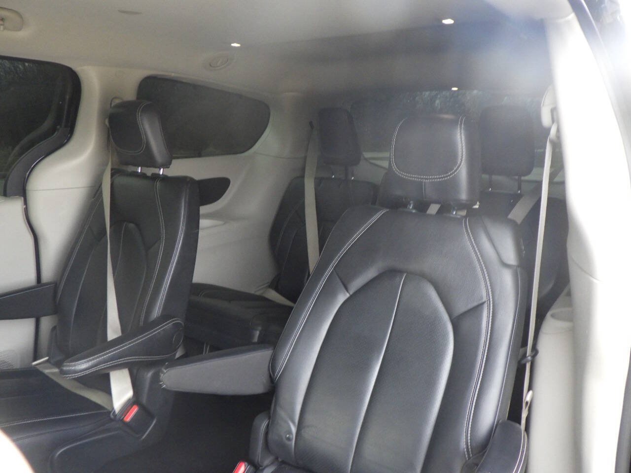 Used 2022 Chrysler Pacifica Touring-L FWD image 12