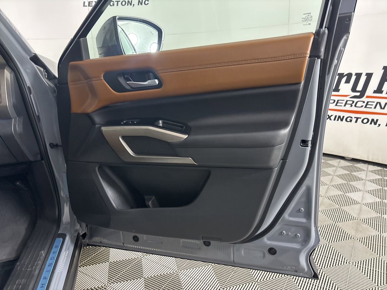 Used 2024 Nissan Pathfinder Platinum w/ Cargo Package image 28