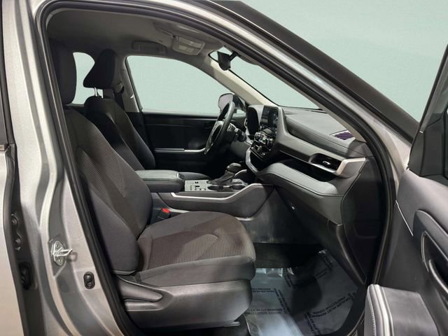 Used 2024 Toyota Highlander LE image 28