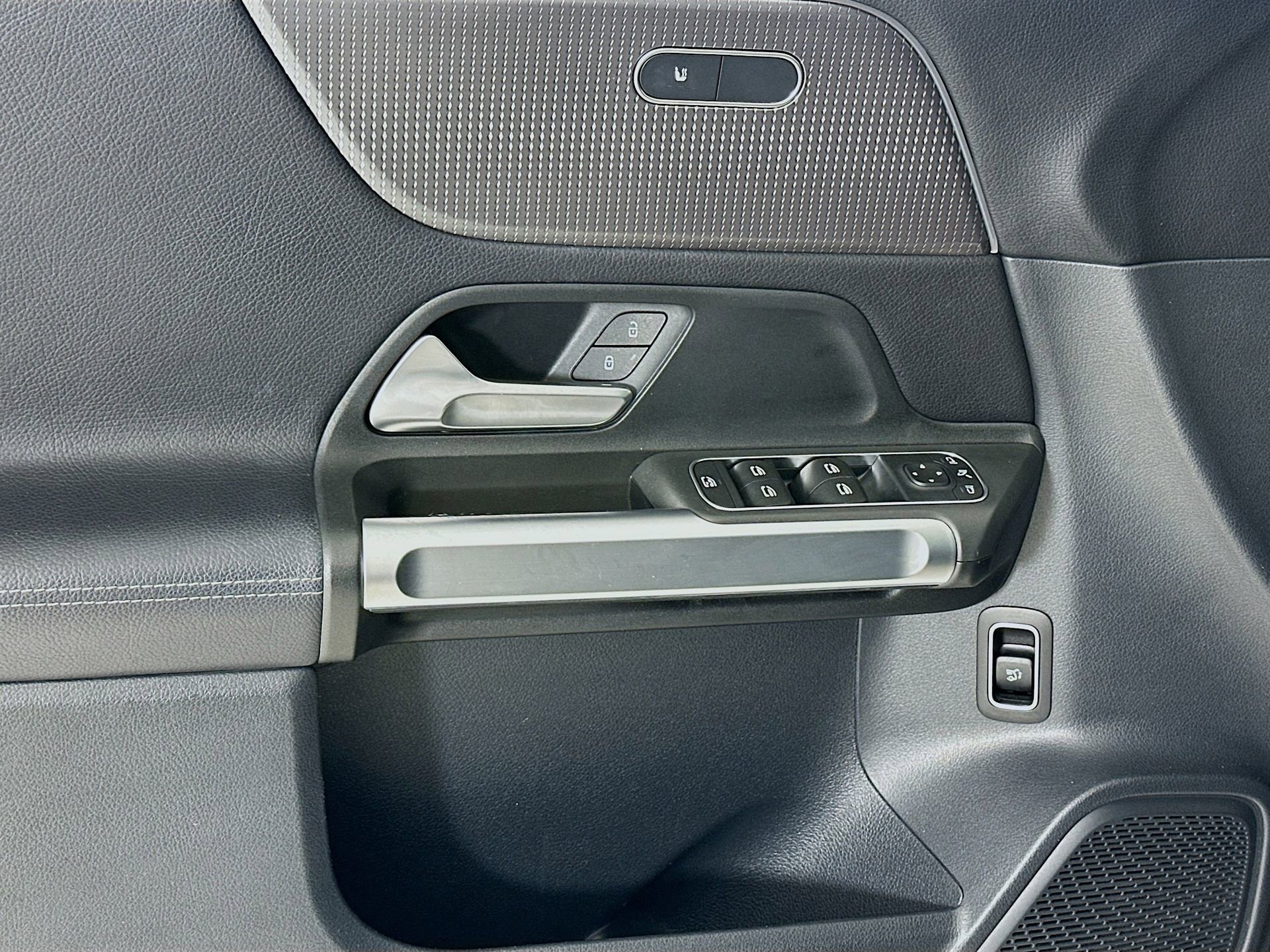Used 2022 Mercedes-Benz GLB 250 image 18