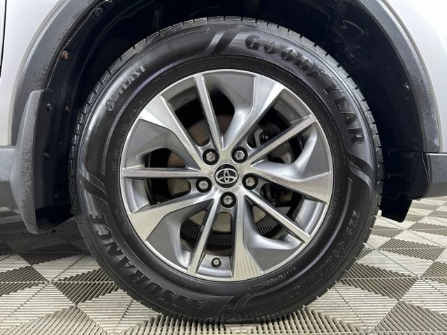 Used 2017 Toyota RAV4 XLE AWD/4WD image 5