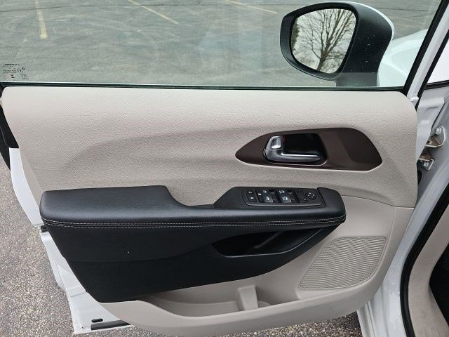 Used 2023 Chrysler Voyager LX image 19