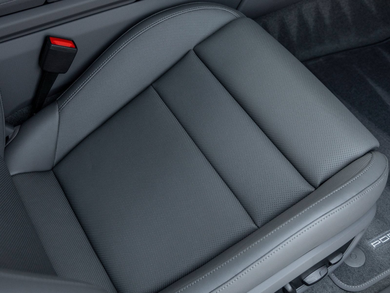 Certified 2025 Porsche Taycan AWD/4WD image 39