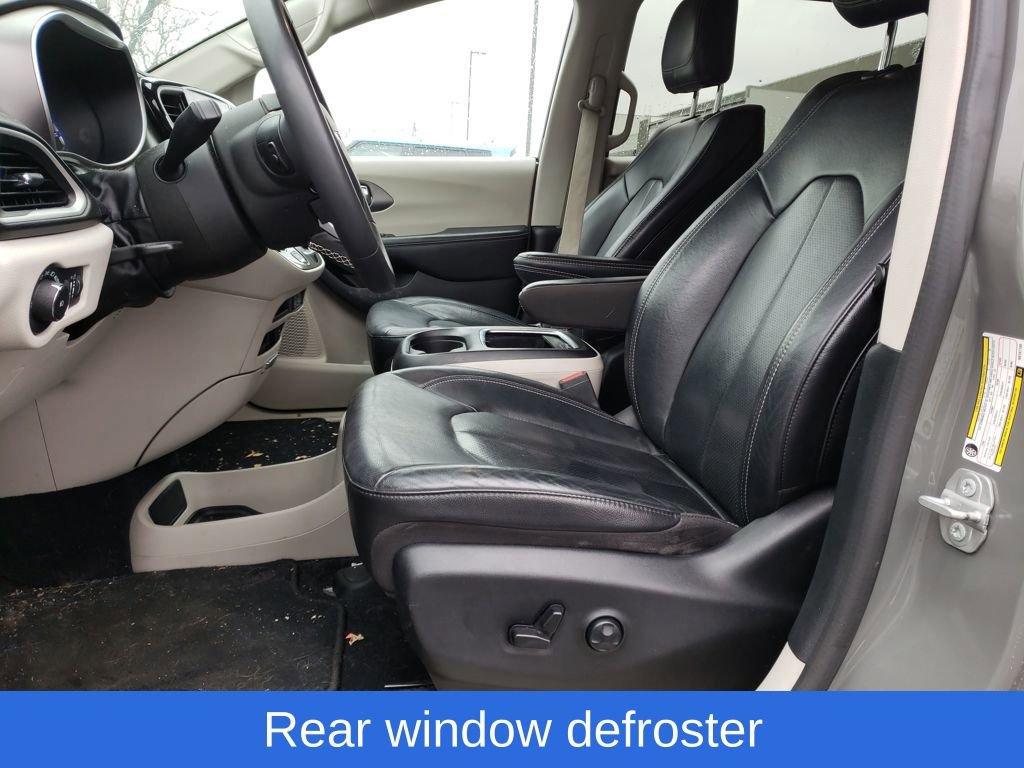 Used 2022 Chrysler Pacifica Touring-L image 16