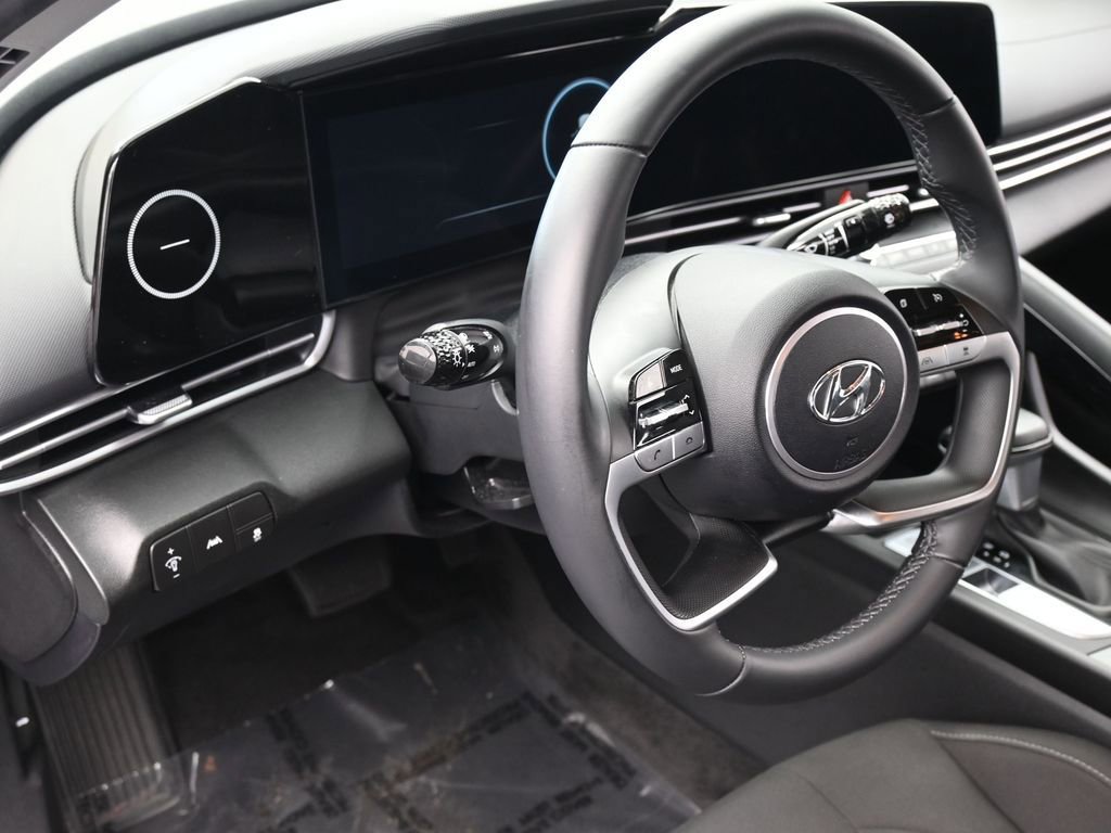 Used 2023 Hyundai Elantra SEL w/ Convenience Package image 16