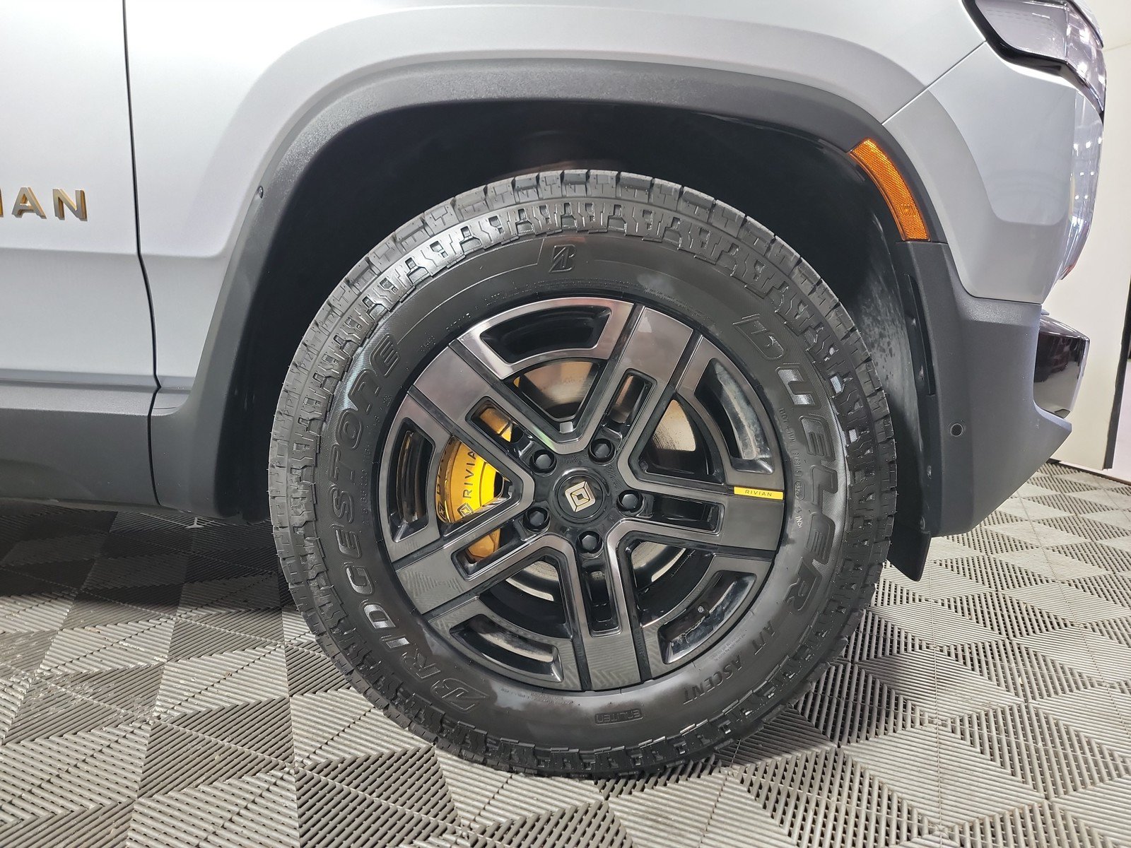 Used 2023 Rivian R1S Adventure AWD/4WD image 11