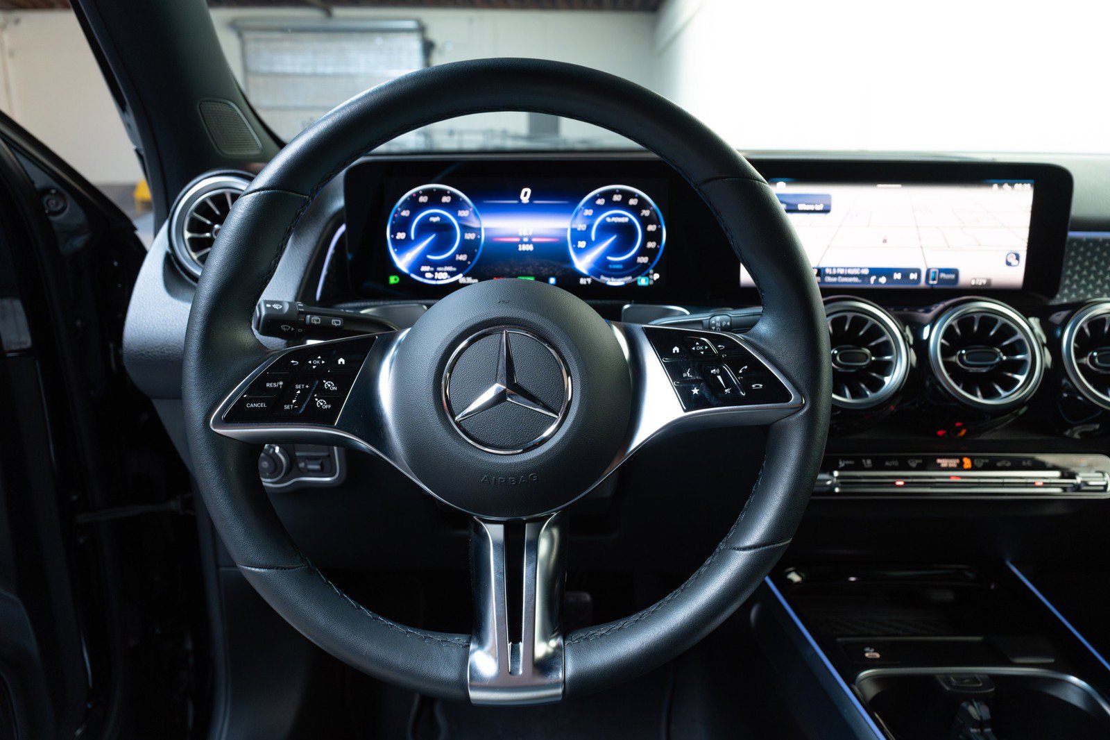 Used 2024 Mercedes-Benz EQB 300 4MATIC image 3