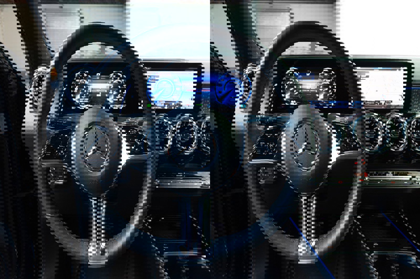 Used 2024 Mercedes-Benz EQB 300 4MATIC image 3