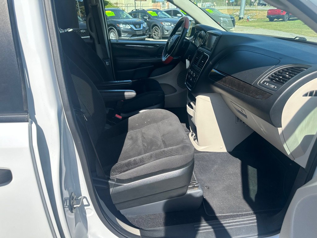 Used 2019 Dodge Grand Caravan SE w/ UConnect Hands-Free Group image 23