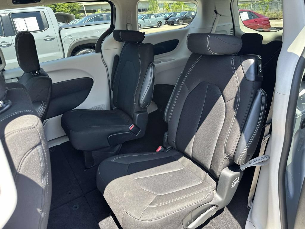 Used 2022 Chrysler Voyager LX FWD image 6