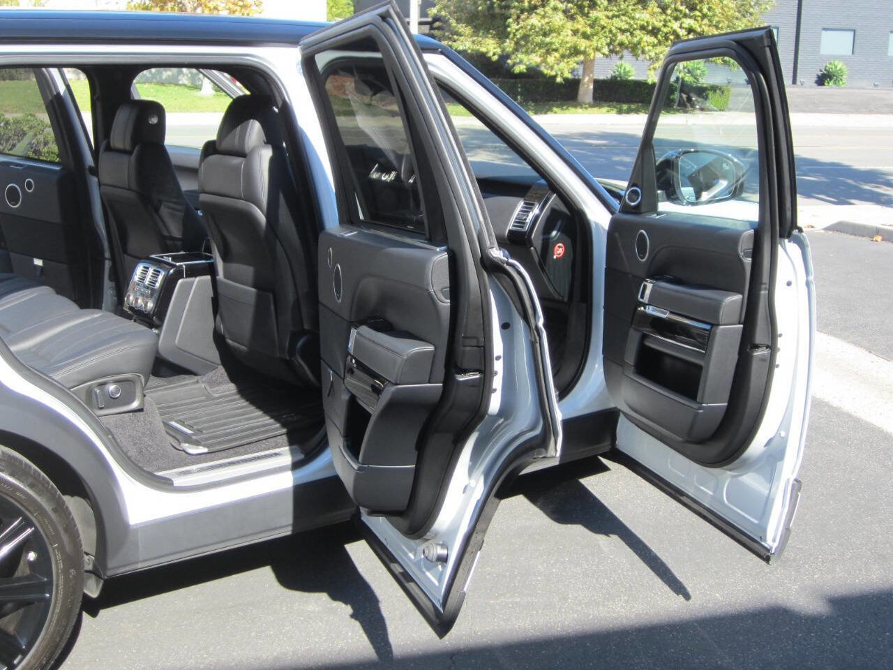 Used 2017 Land Rover Range Rover Long Wheelbase Supercharged image 16