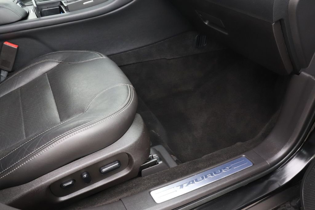 Used 2015 Ford Taurus Limited FWD image 38