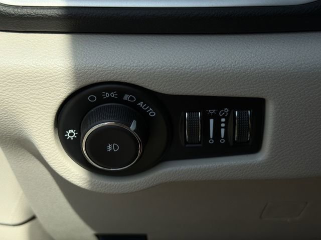 Used 2024 Chrysler Pacifica Touring-L image 31